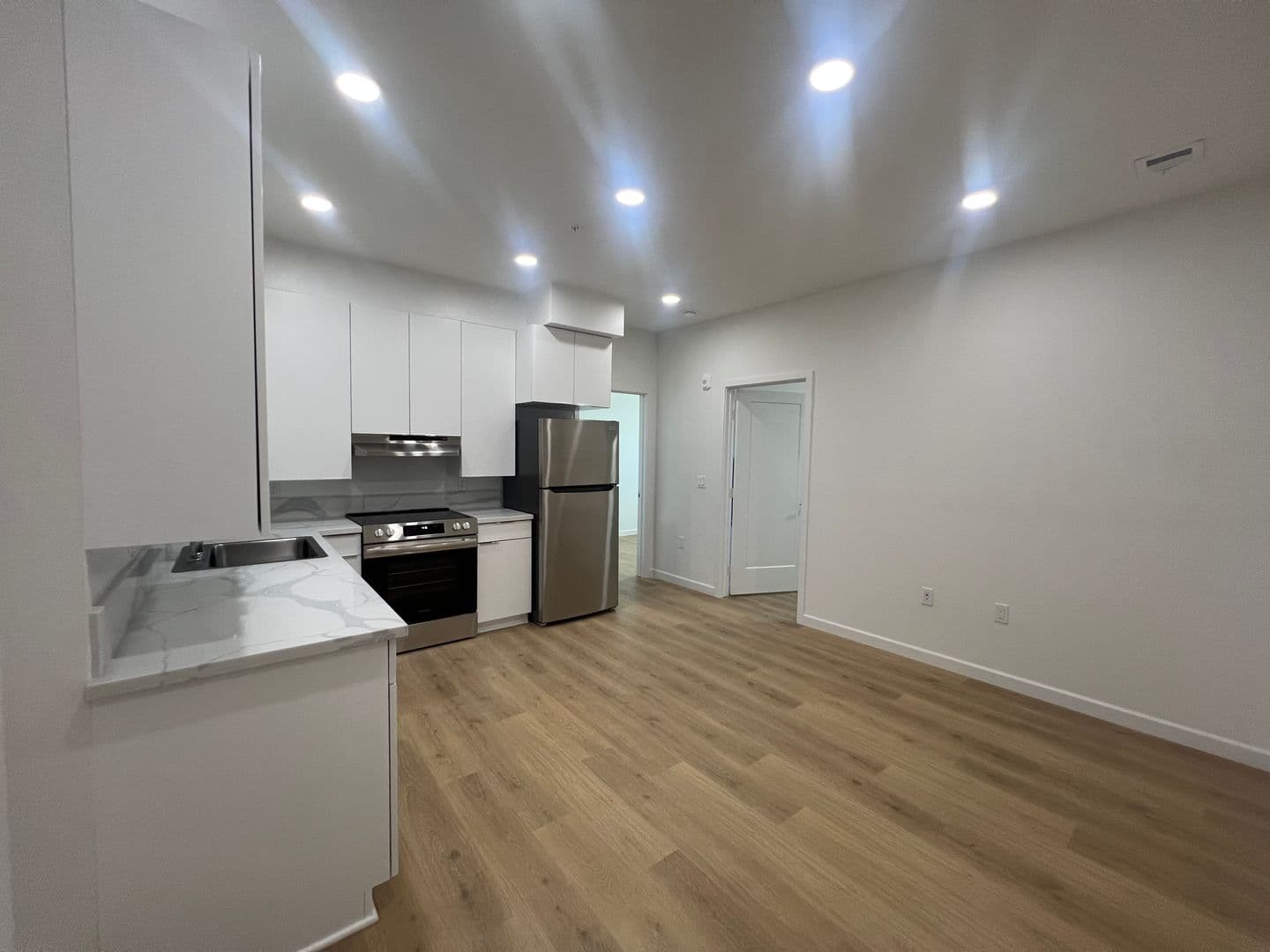 Los Angeles Apartment: 2900 S Orange Dr