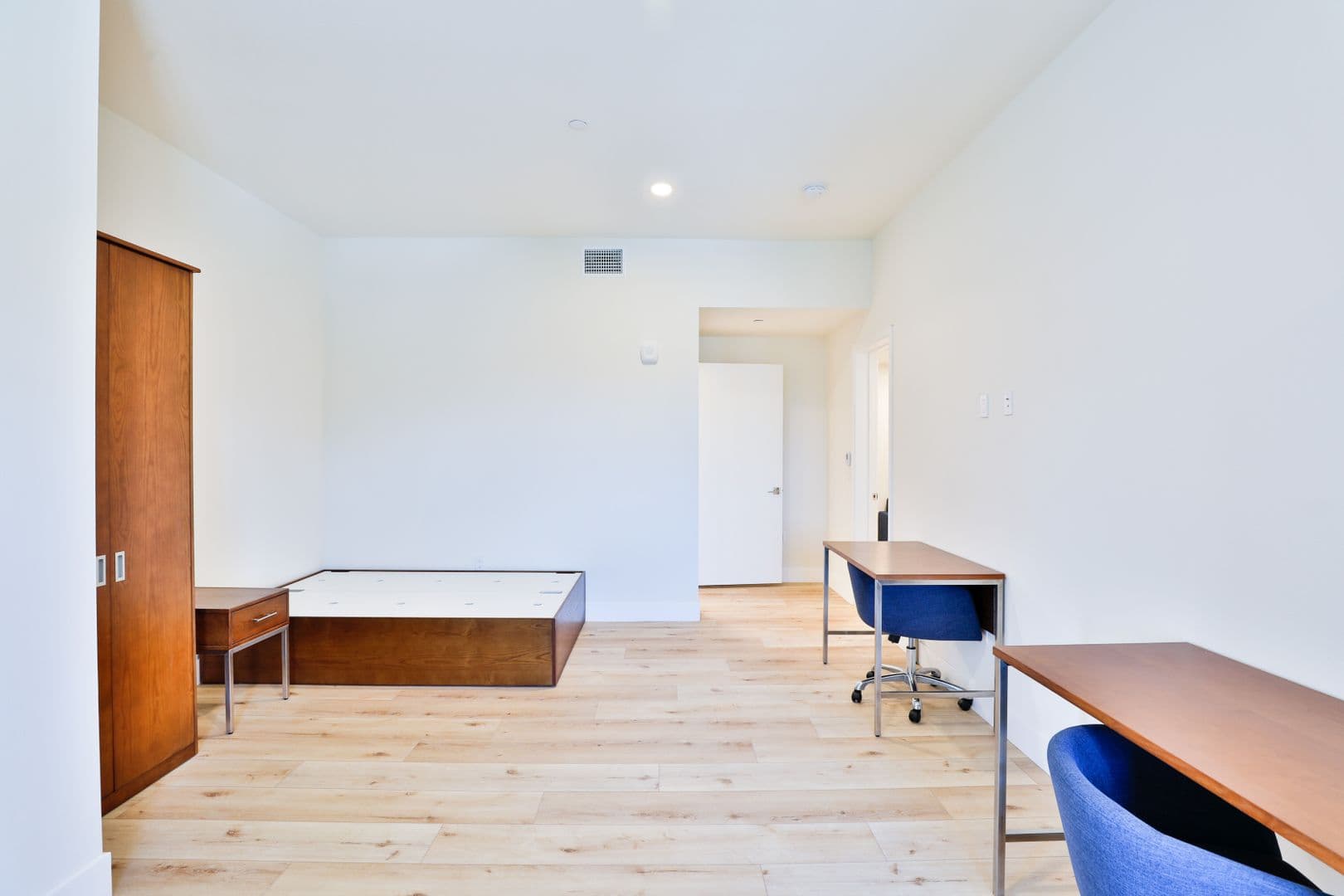 Los Angeles Apartment: 1073 Exposition Blvd