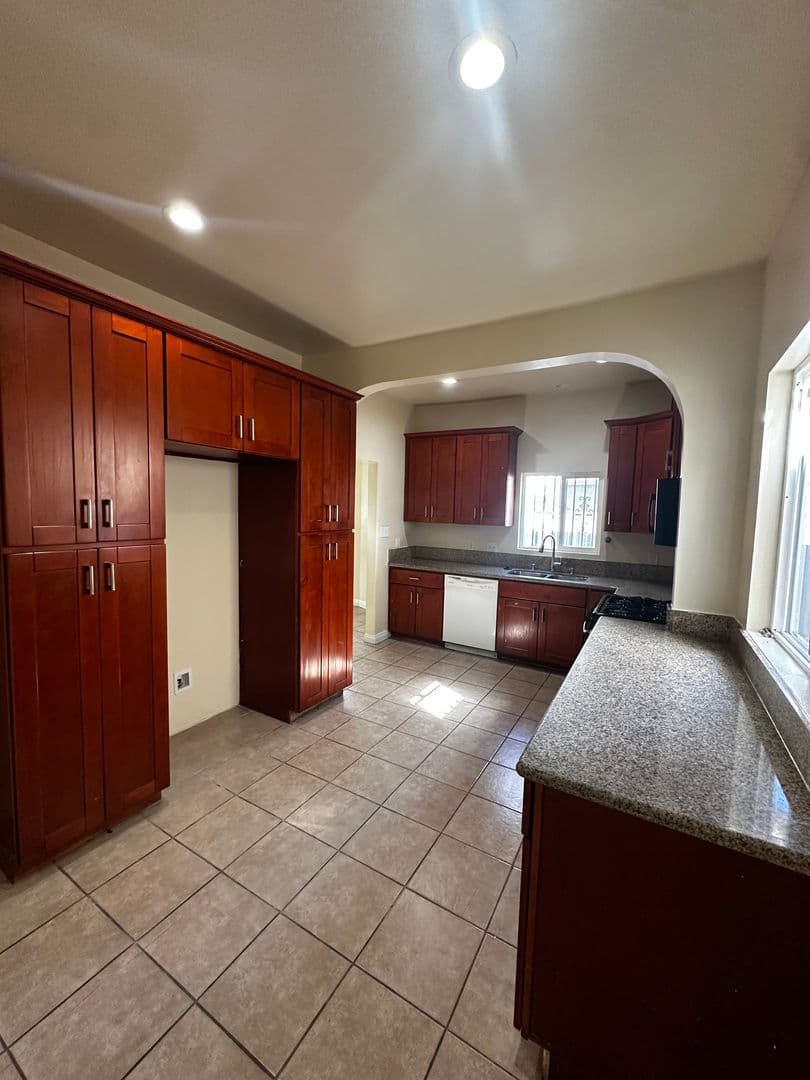 Los Angeles Apartment: 750 E 40th Pl