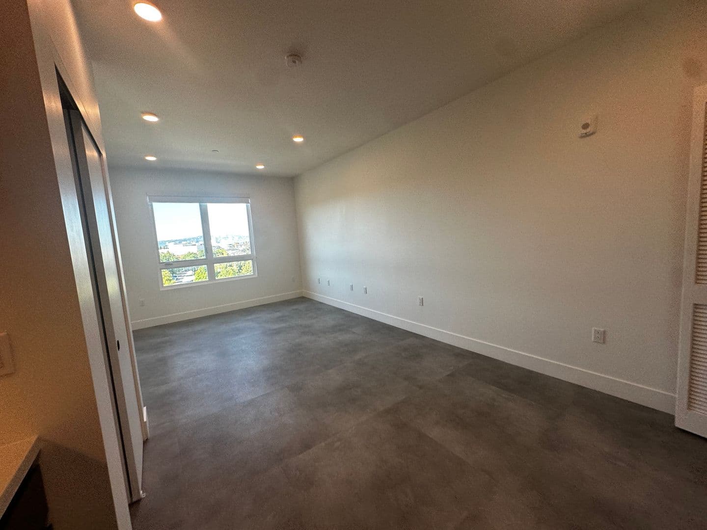 Los Angeles Apartment: 3450 W 43rd St