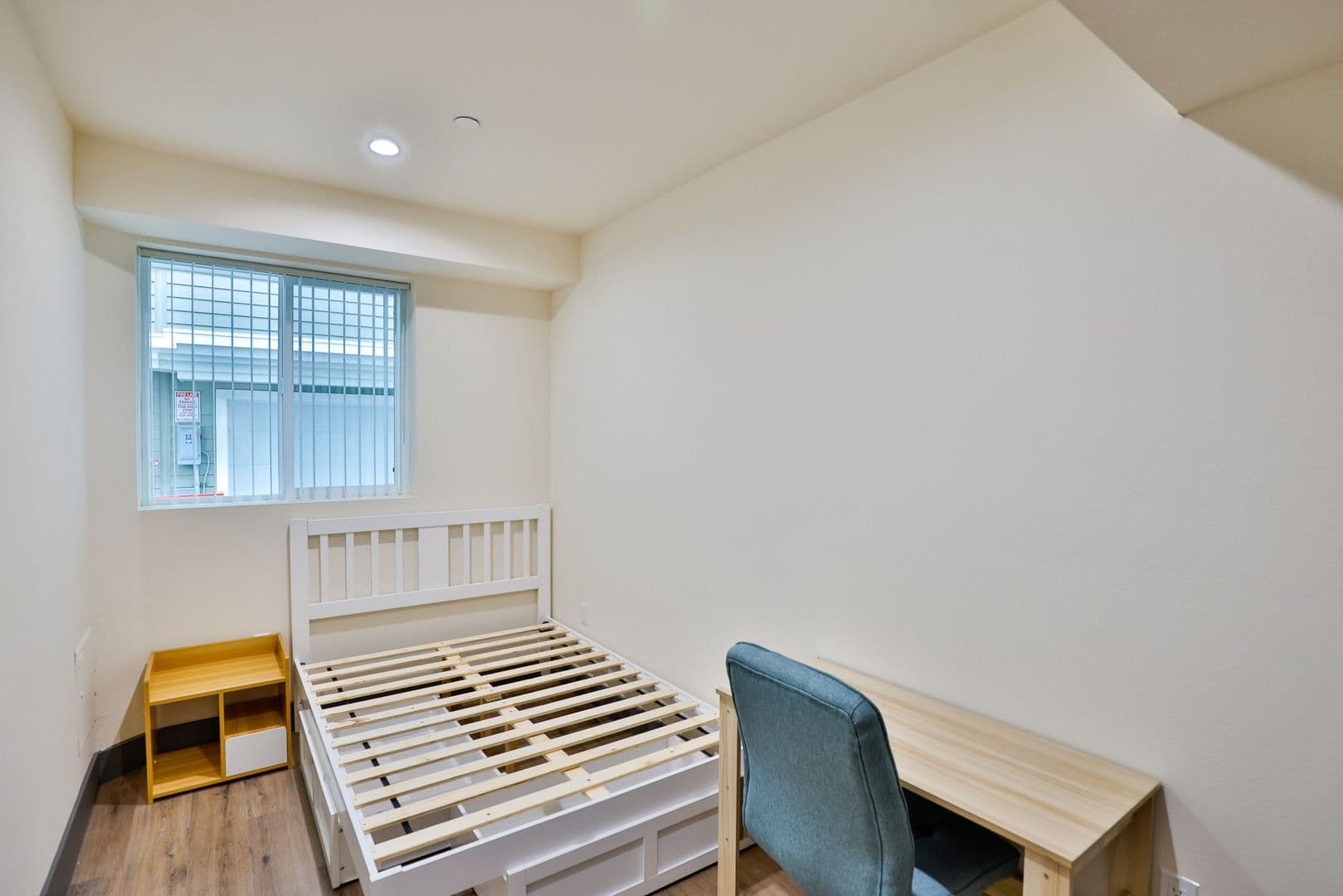 Los Angeles Apartment: 1180 W 37th Pl