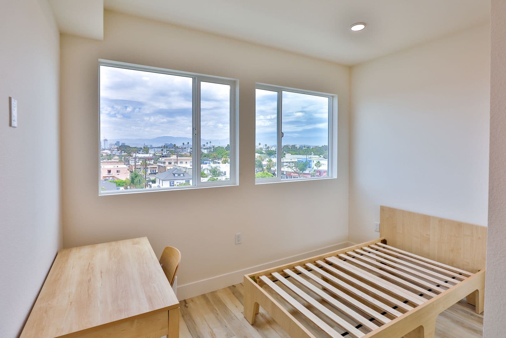Los Angeles Apartment: 1421 W Adams Blvd
