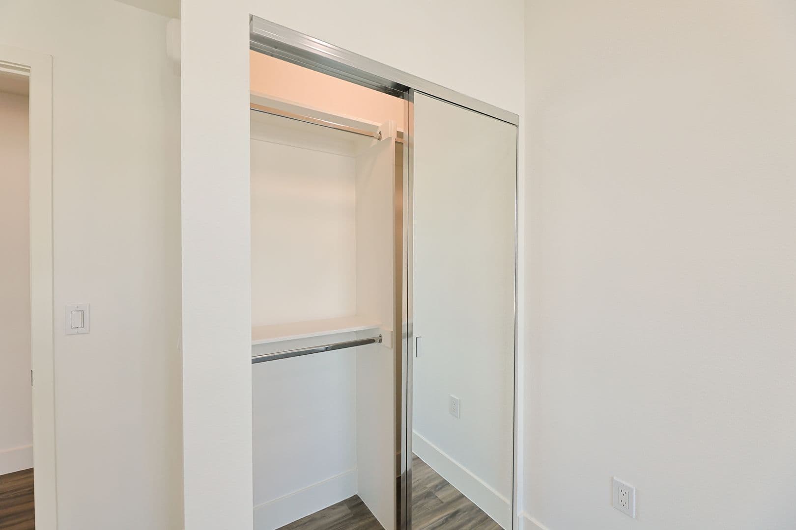 Los Angeles Apartment: 4000 Mont Clair St
