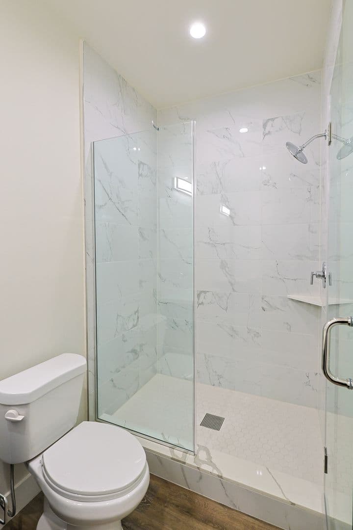 Los Angeles Apartment: 1422 W 29th St