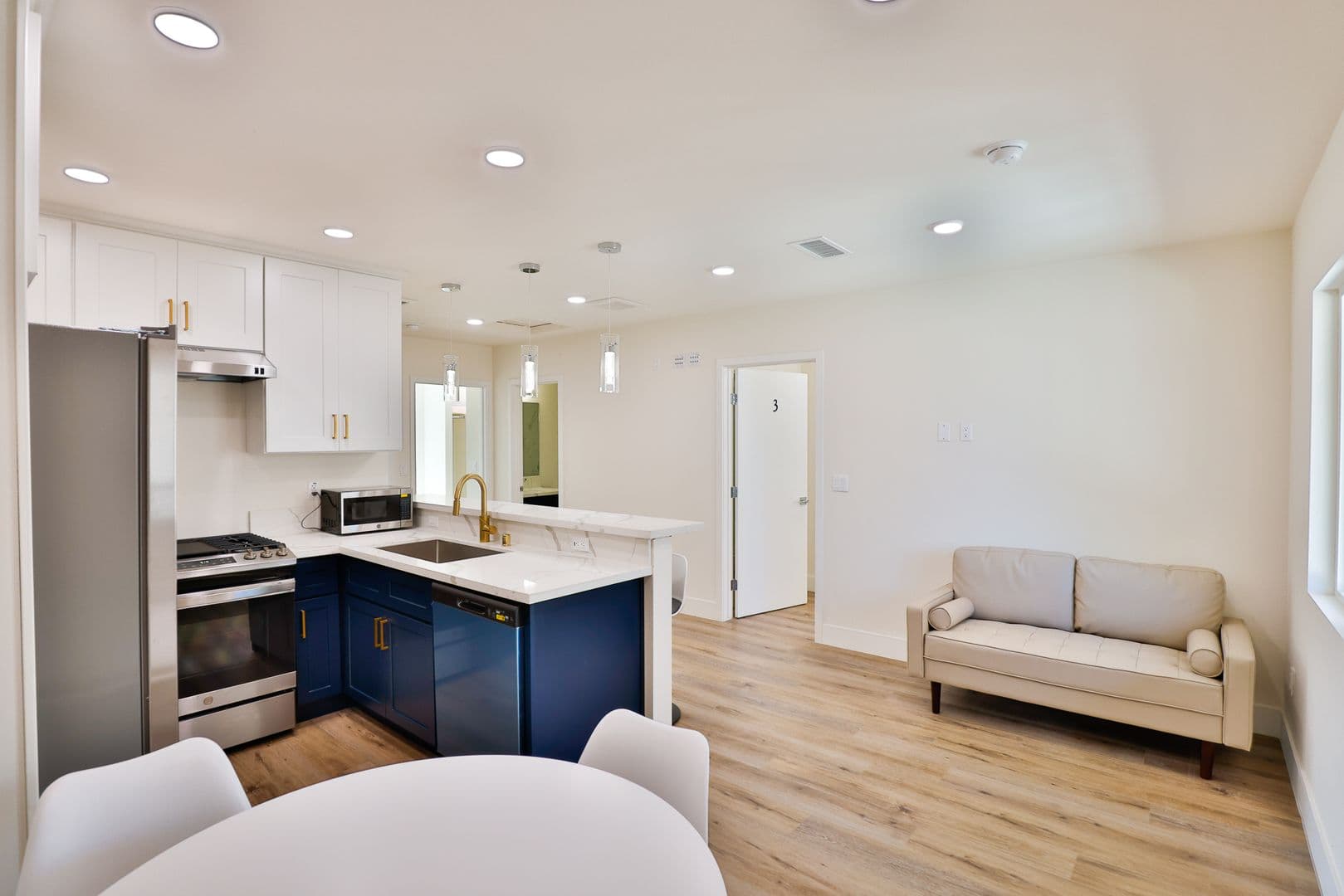 Los Angeles Apartment: 1118 W 37th Dr
