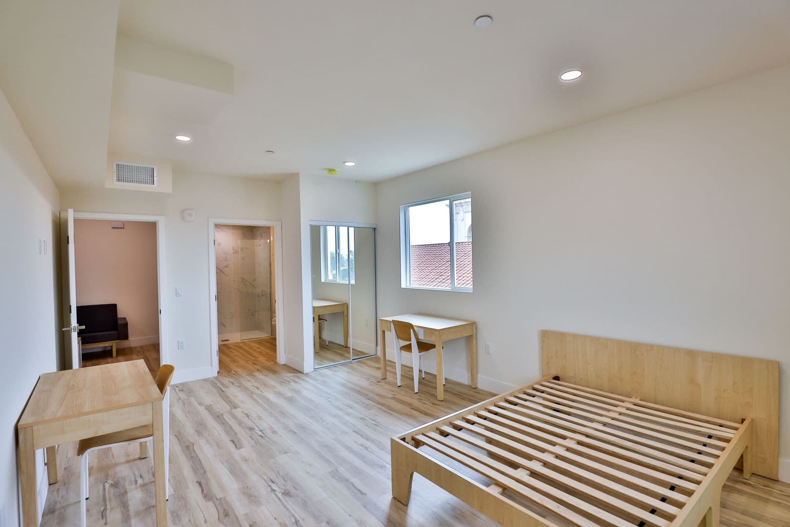 Los Angeles Apartment: 1421 W Adams Blvd