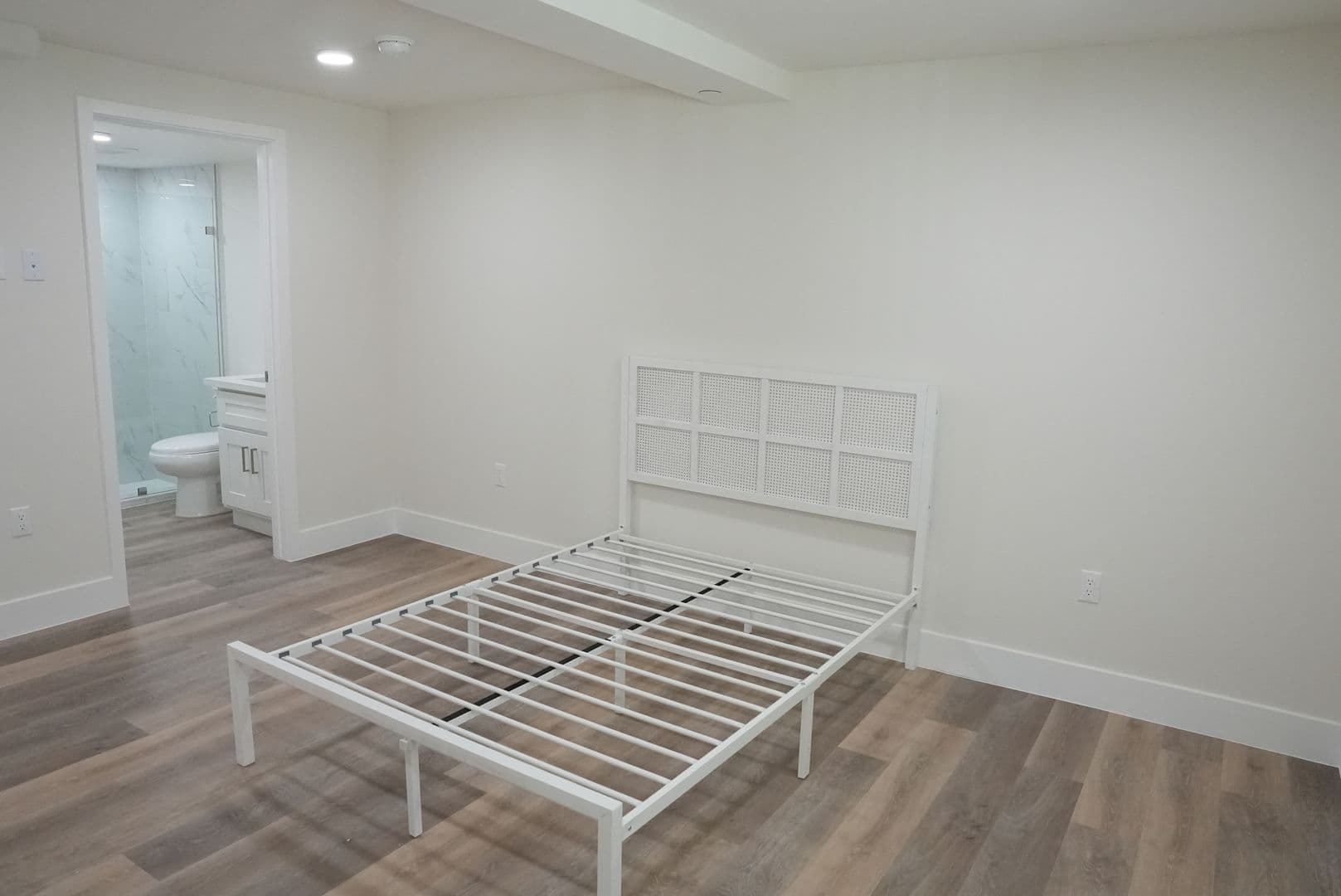 Los Angeles Apartment: 1352 W 29th St