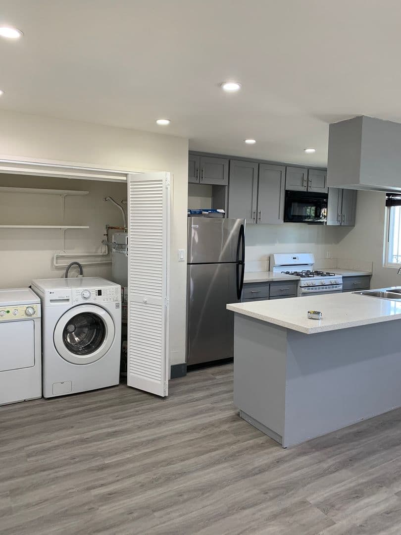 Los Angeles Apartment: 1881 Jefferson Blvd