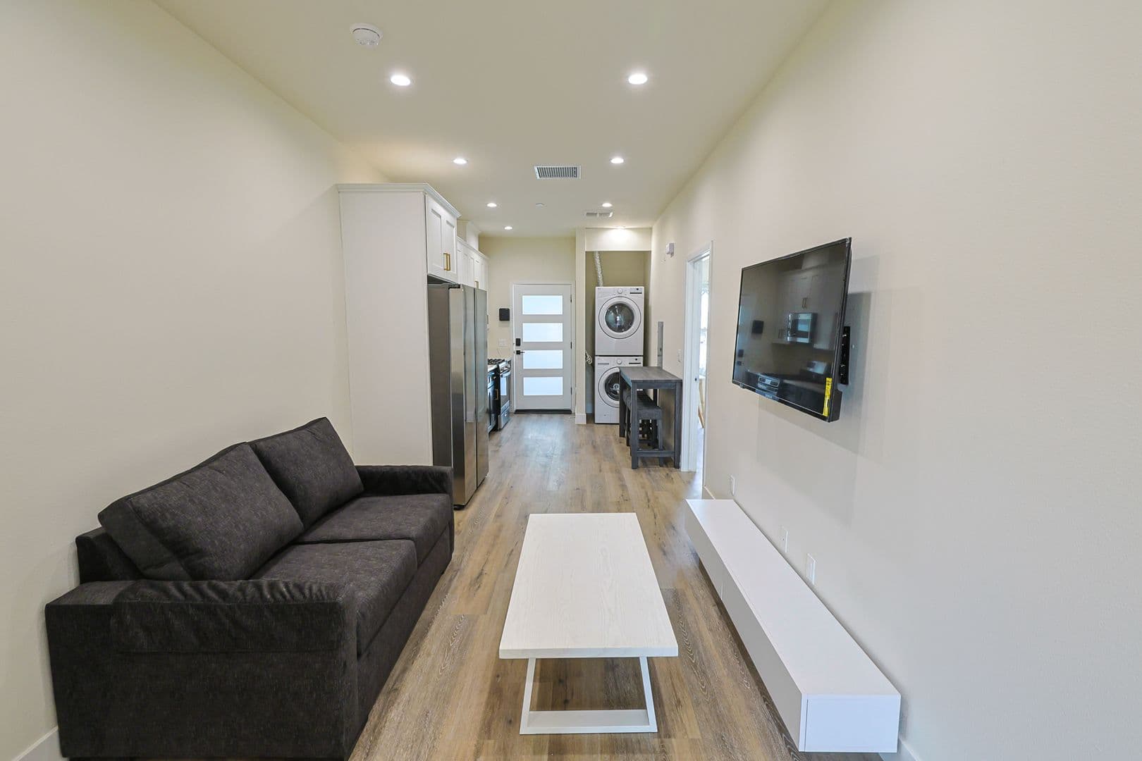 Los Angeles Apartment: 1422 W 29th St