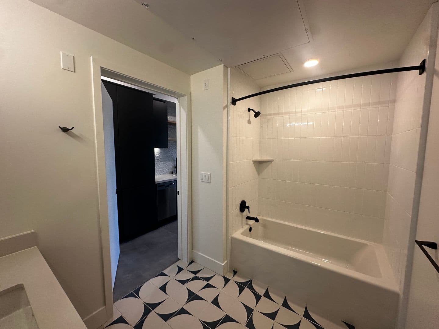 Los Angeles Apartment: 3450 W 43rd St