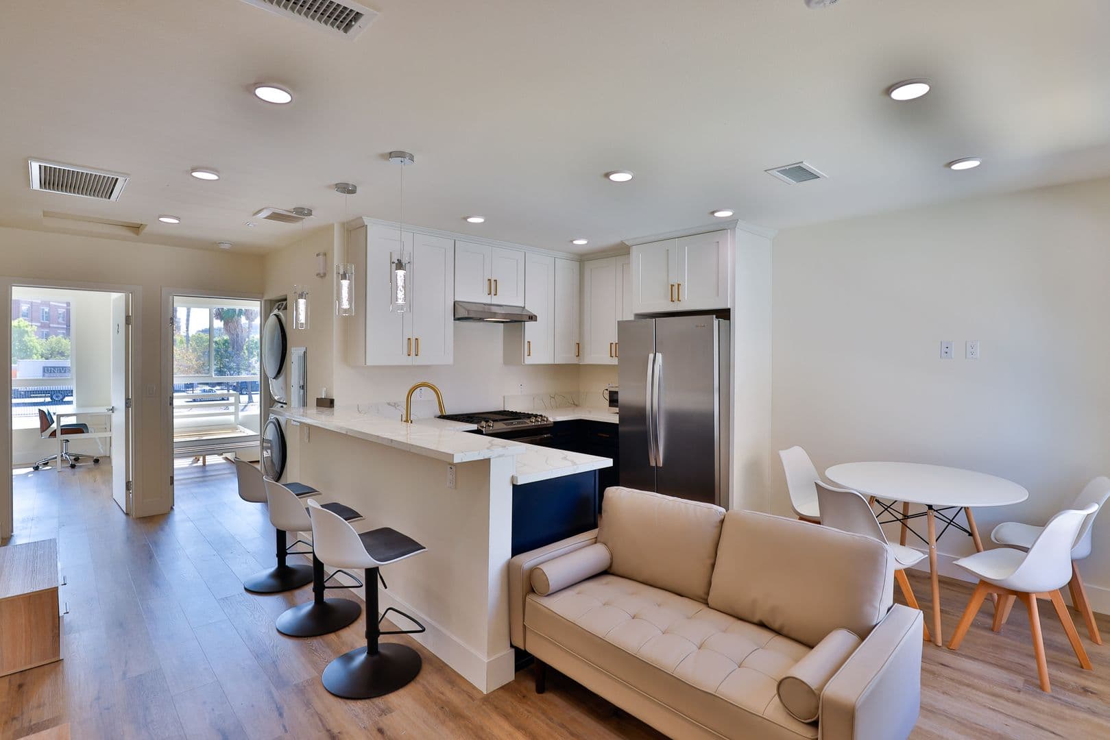 Los Angeles Apartment: 1118 W 37th Dr