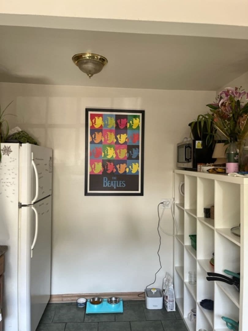 Los Angeles Apartment: 2712 Menlo Ave