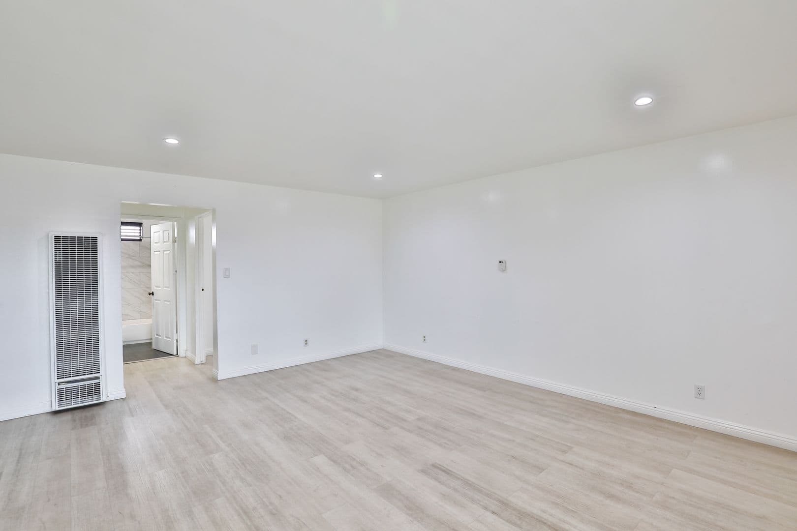Los Angeles Apartment: 1881 Jefferson Blvd