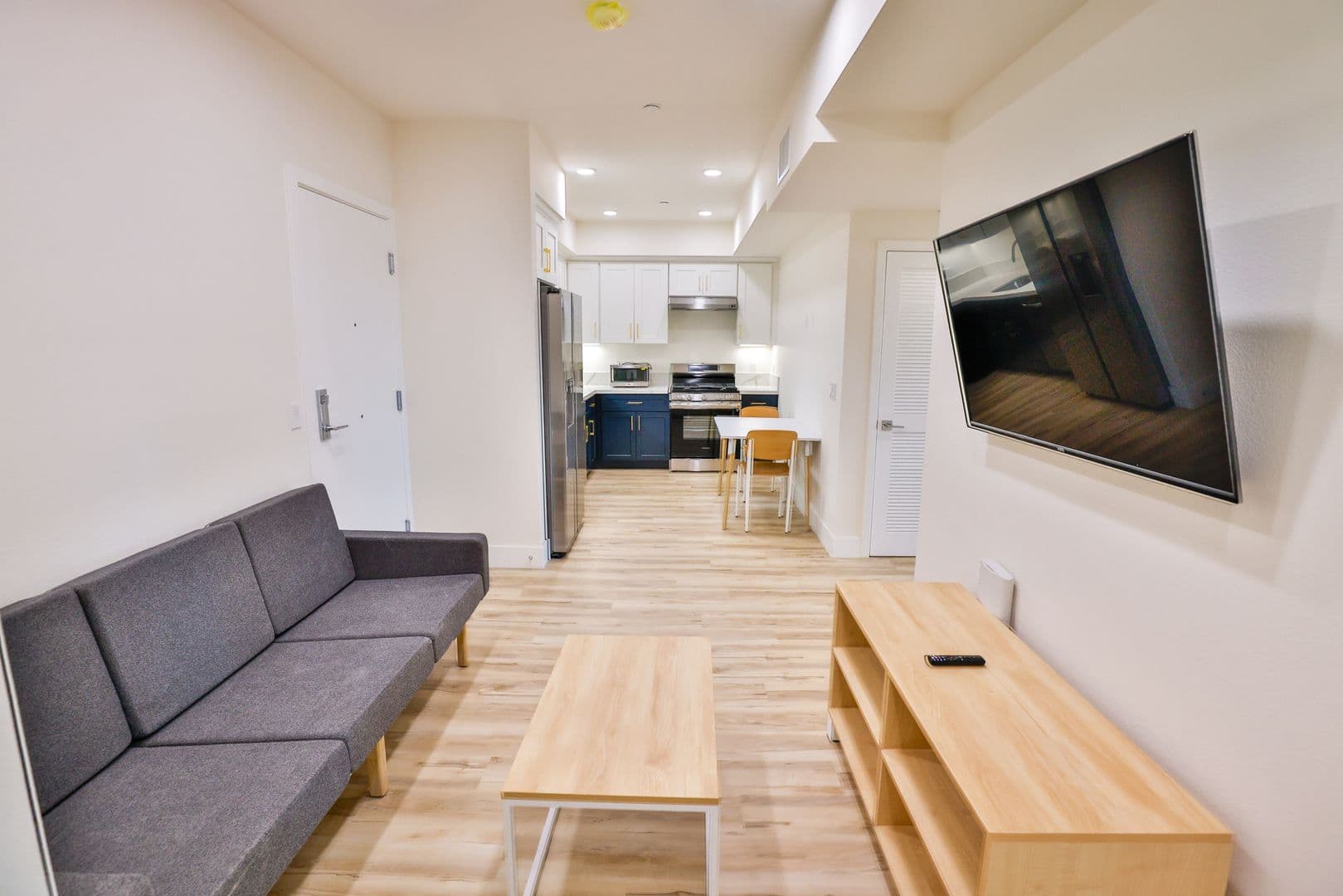 Los Angeles Apartment: 1421 W Adams Blvd