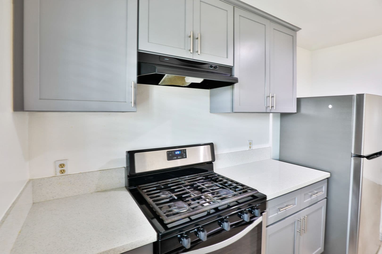 Los Angeles Apartment: 1881 Jefferson Blvd