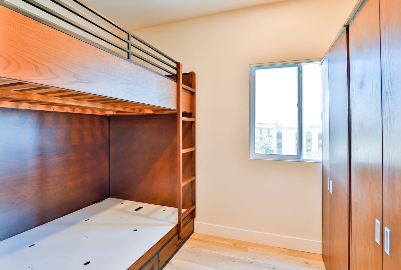 Los Angeles Apartment: 1073 Exposition Blvd