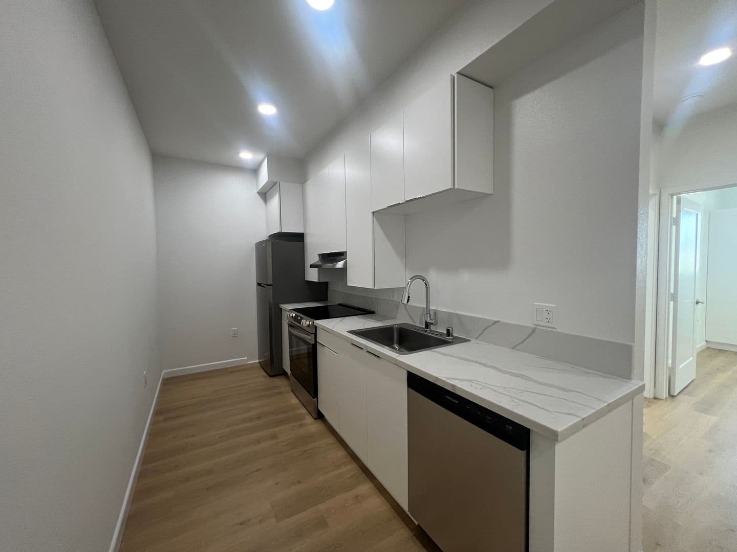 Los Angeles Apartment: 2900 S Orange Dr