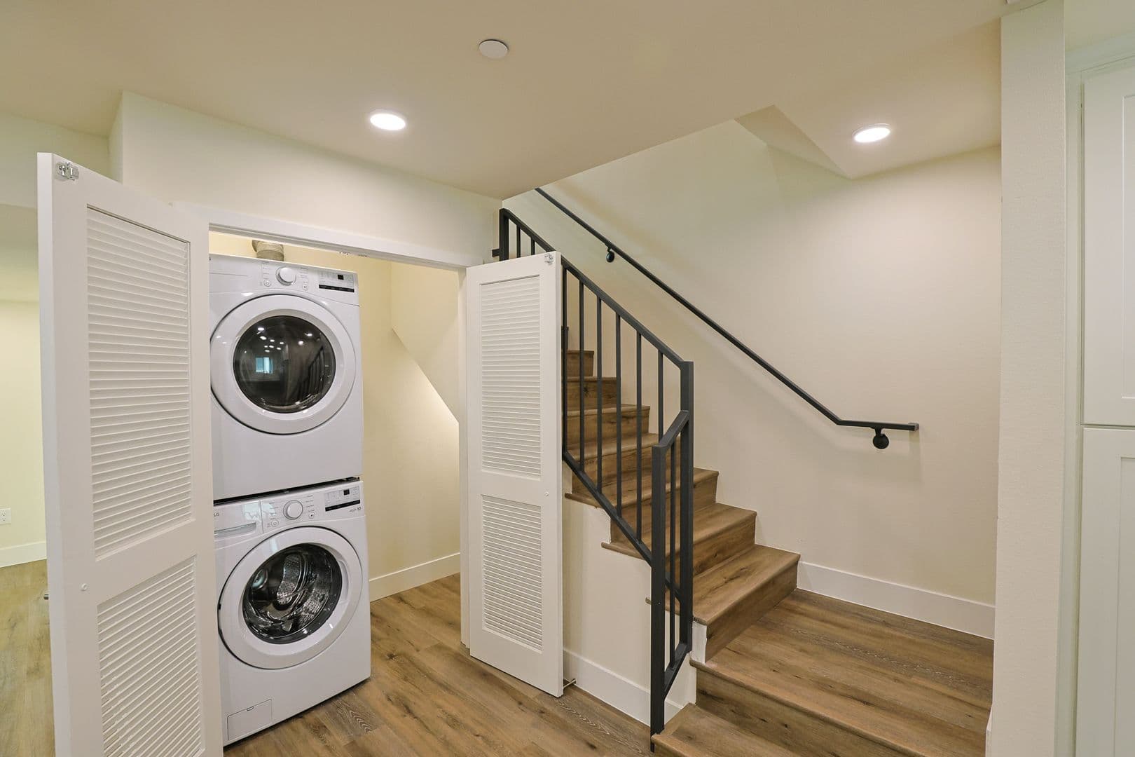 Los Angeles Apartment: 1422 W 29th St