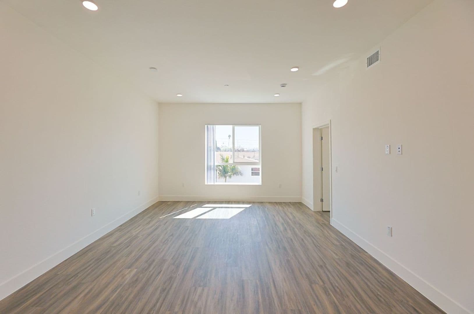Los Angeles Apartment: 4000 Mont Clair St