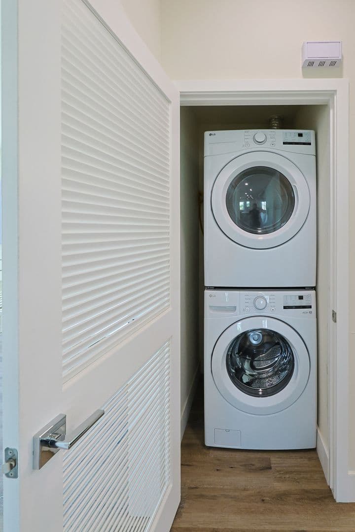 Los Angeles Apartment: 1189 W 37th Pl
