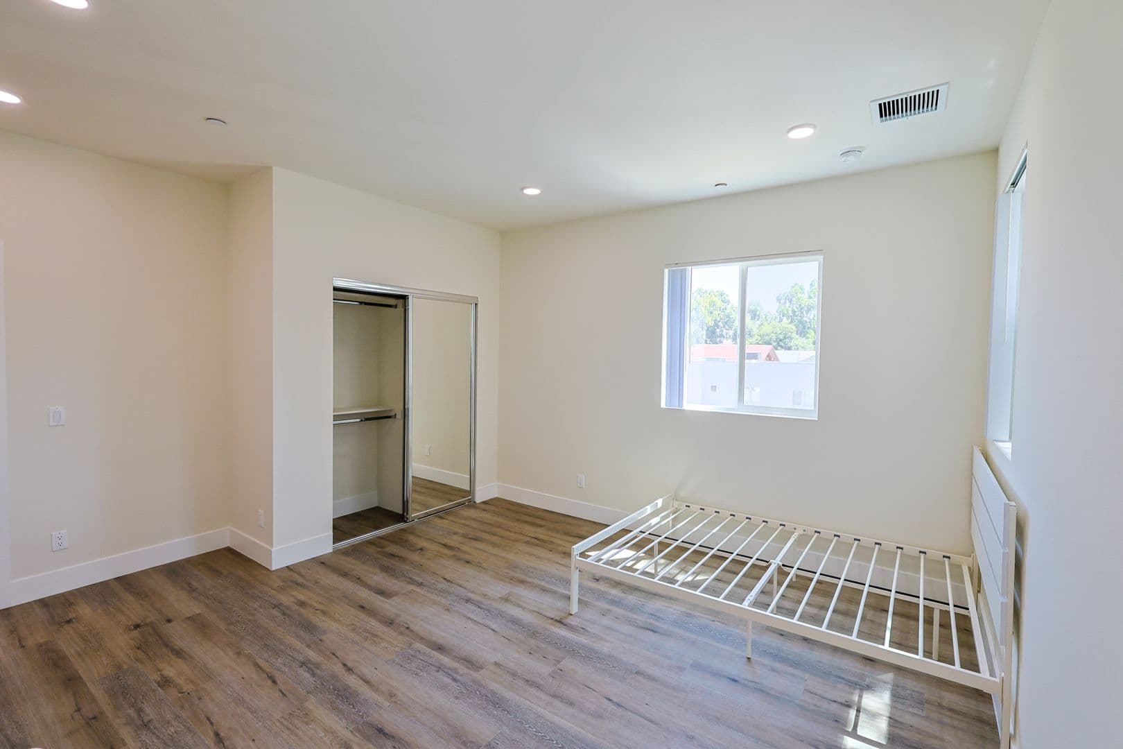 Los Angeles Apartment: 1189 W 37th Pl