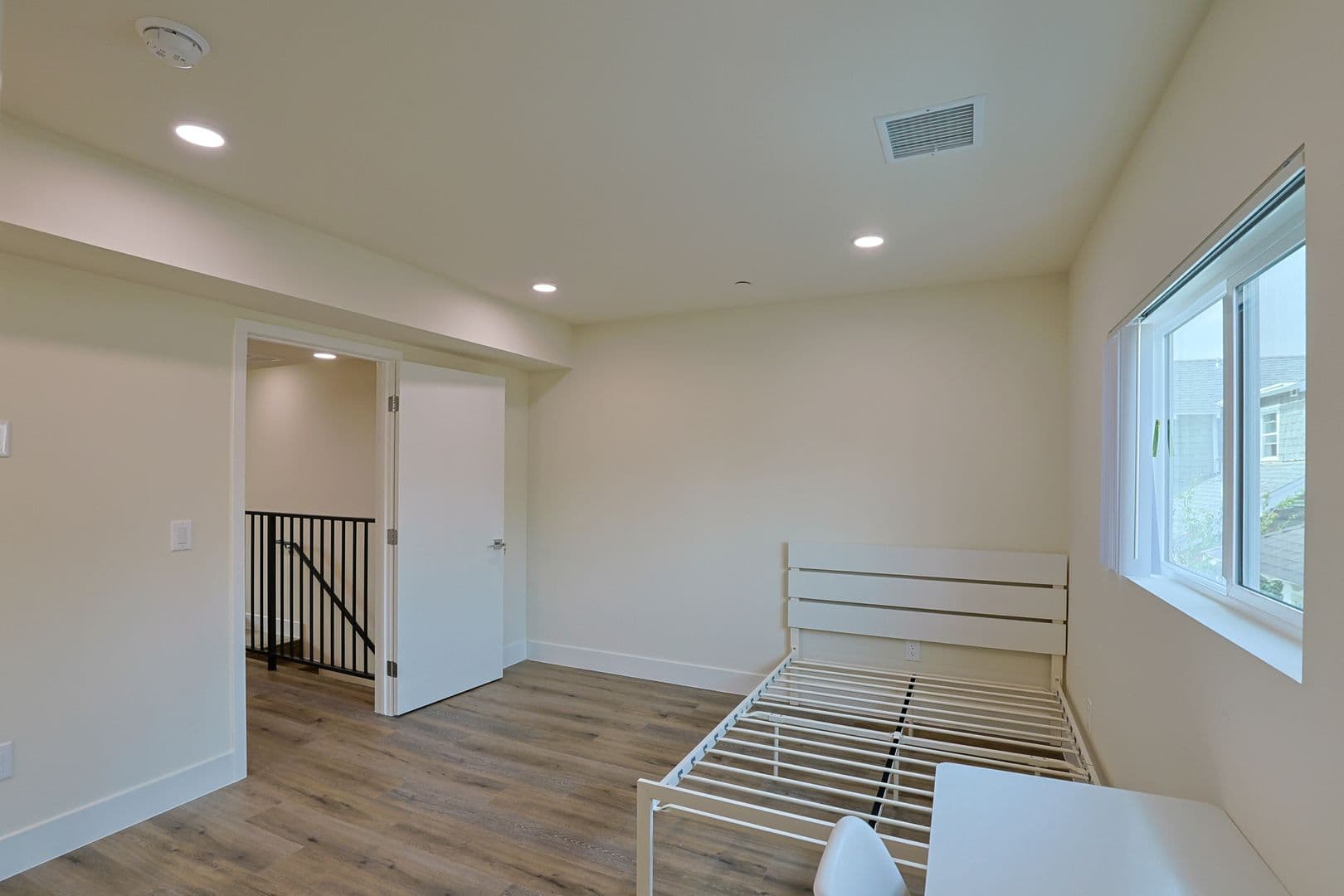 Los Angeles Apartment: 1422 W 29th St