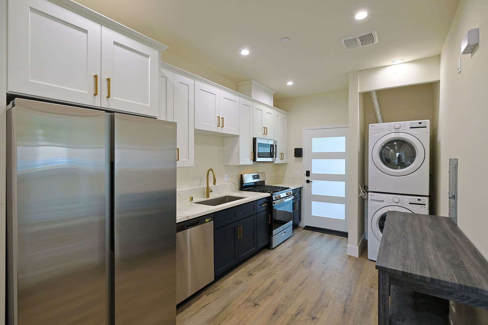 Los Angeles Apartment: 1422 W 29th St