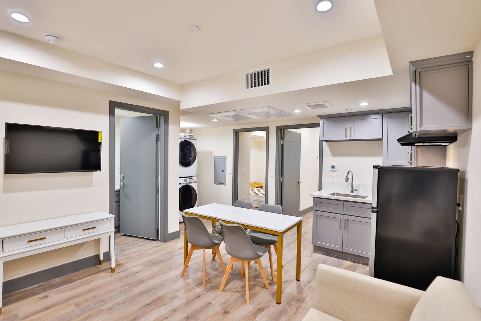 Los Angeles Apartment: 1180 W 37th Pl