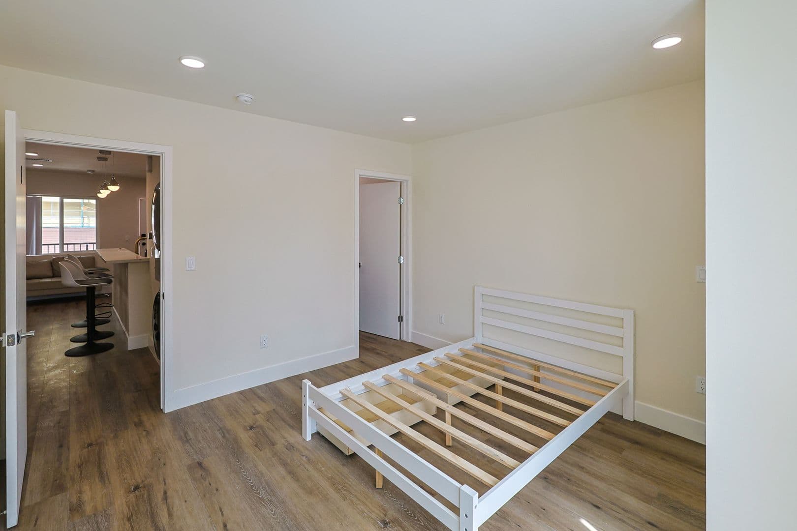 Los Angeles Apartment: 1118 W 37th Dr