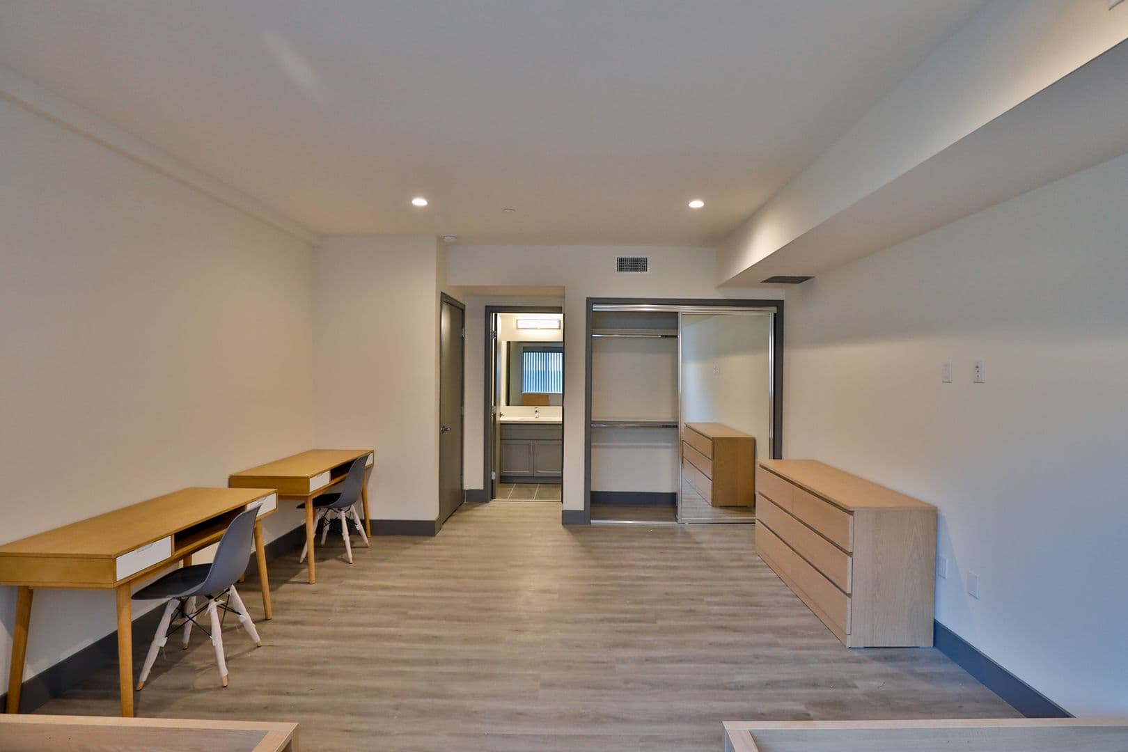Los Angeles Apartment: 1155 W 36th Pl