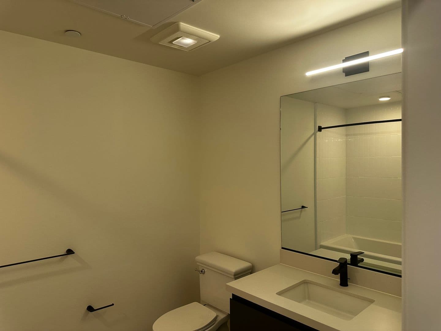 Los Angeles Apartment: 3450 W 43rd St