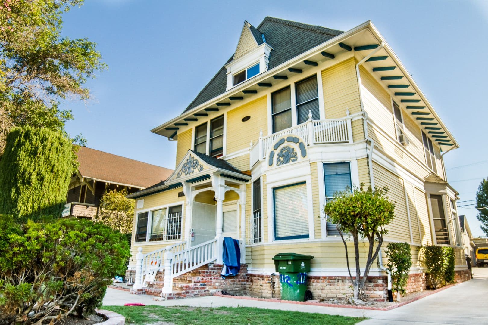 Los Angeles Apartment: 2712 Menlo Ave