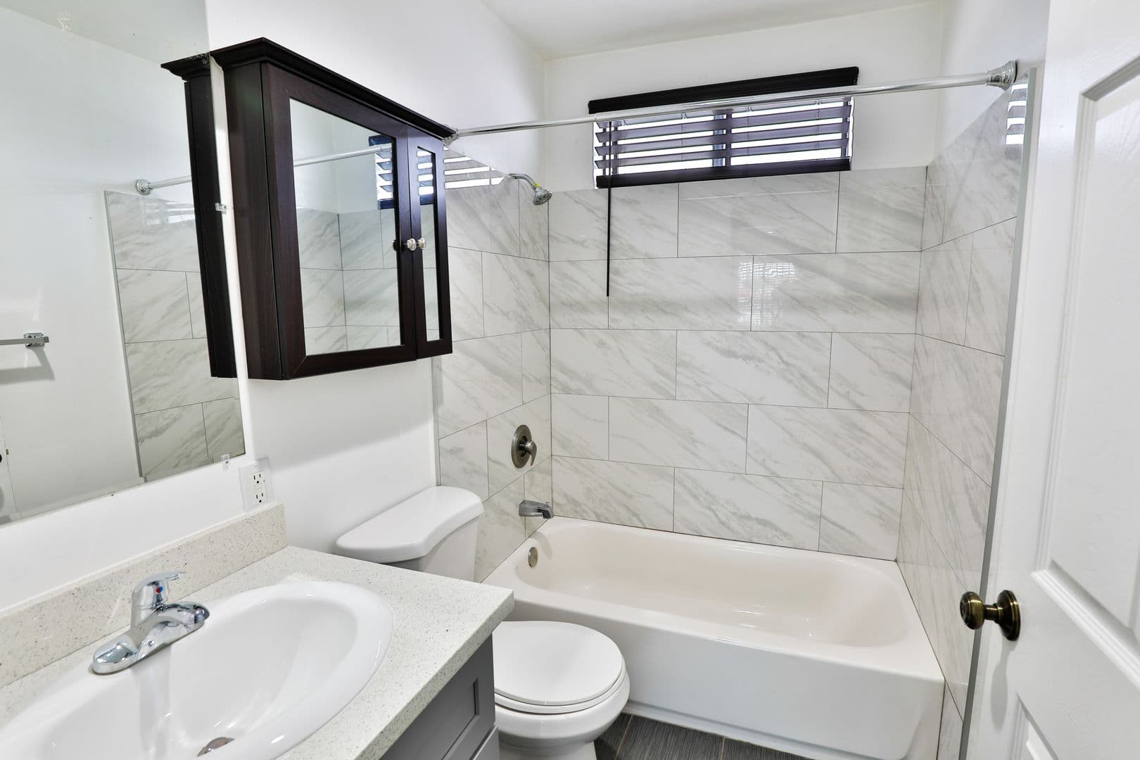 Los Angeles Apartment: 1881 Jefferson Blvd