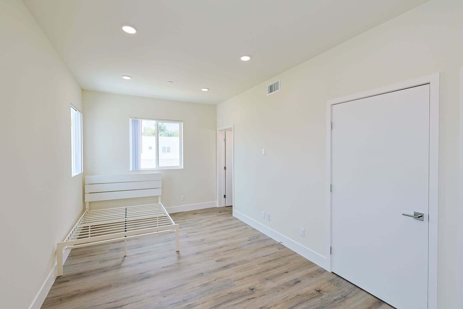 Los Angeles Apartment: 1189 W 37th Pl