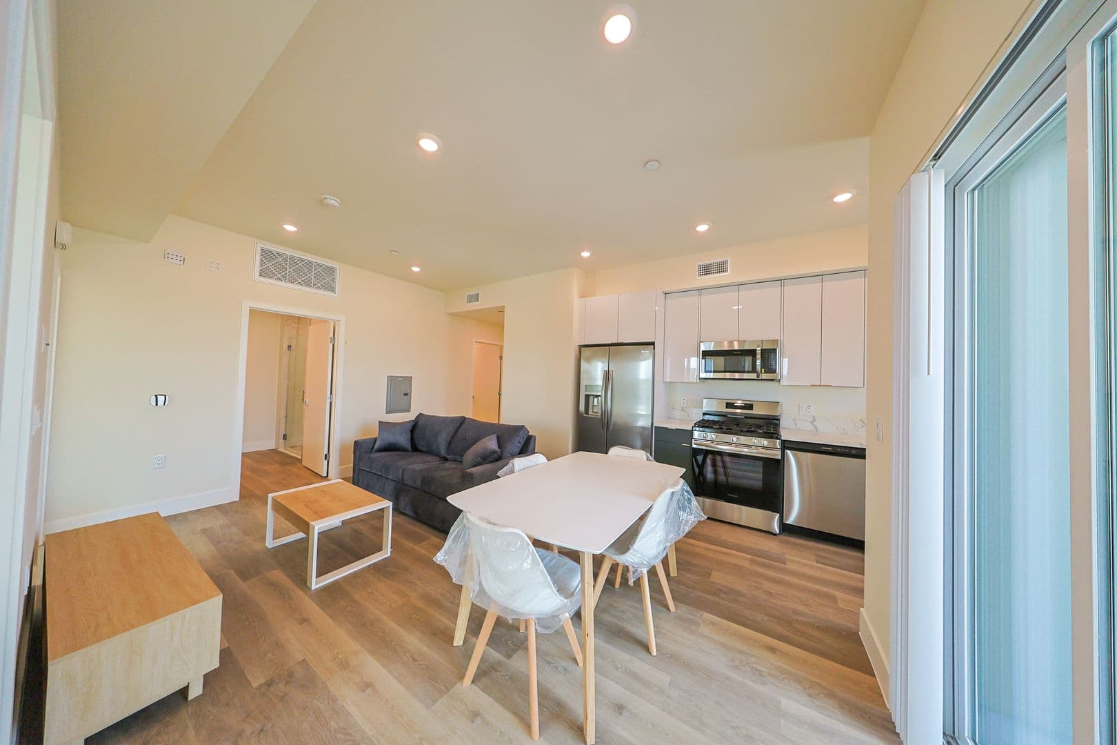 Los Angeles Apartment: 1317 W Jefferson Blvd