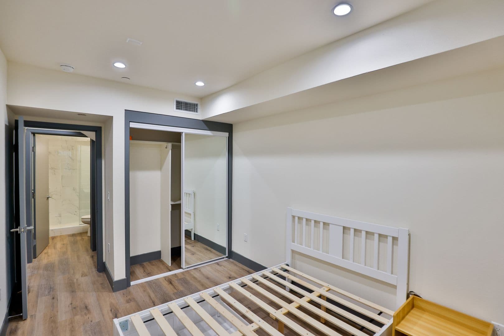 Los Angeles Apartment: 1180 W 37th Pl