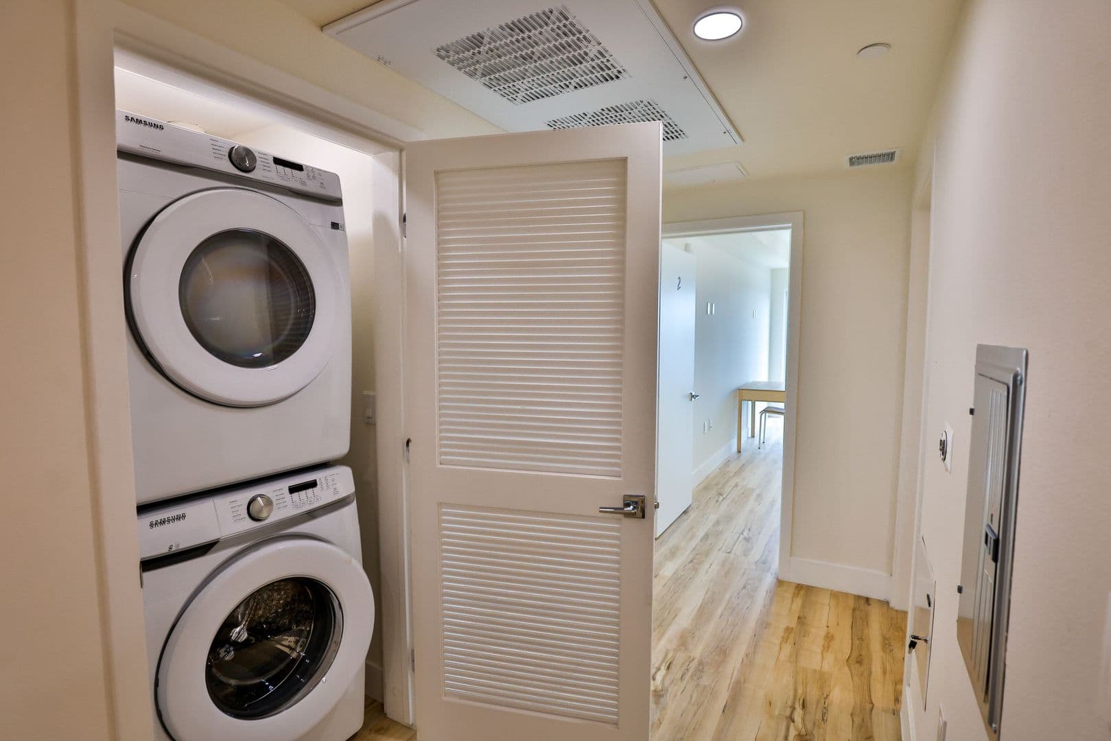 Los Angeles Apartment: 1421 W Adams Blvd