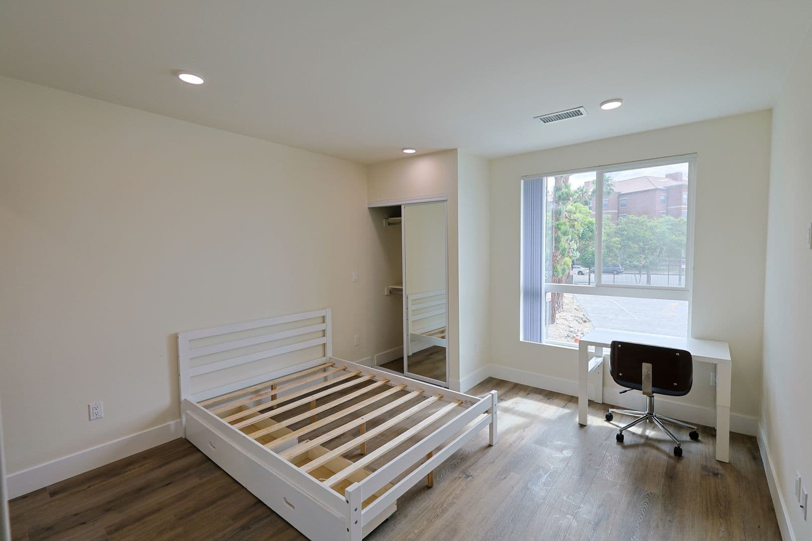 Los Angeles Apartment: 1118 W 37th Dr