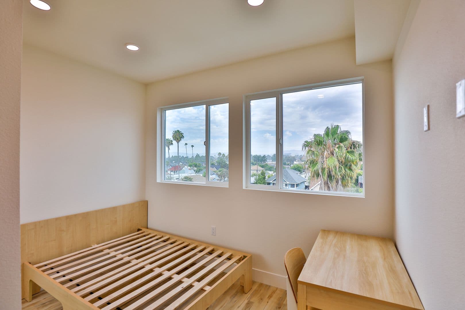 Los Angeles Apartment: 1421 W Adams Blvd
