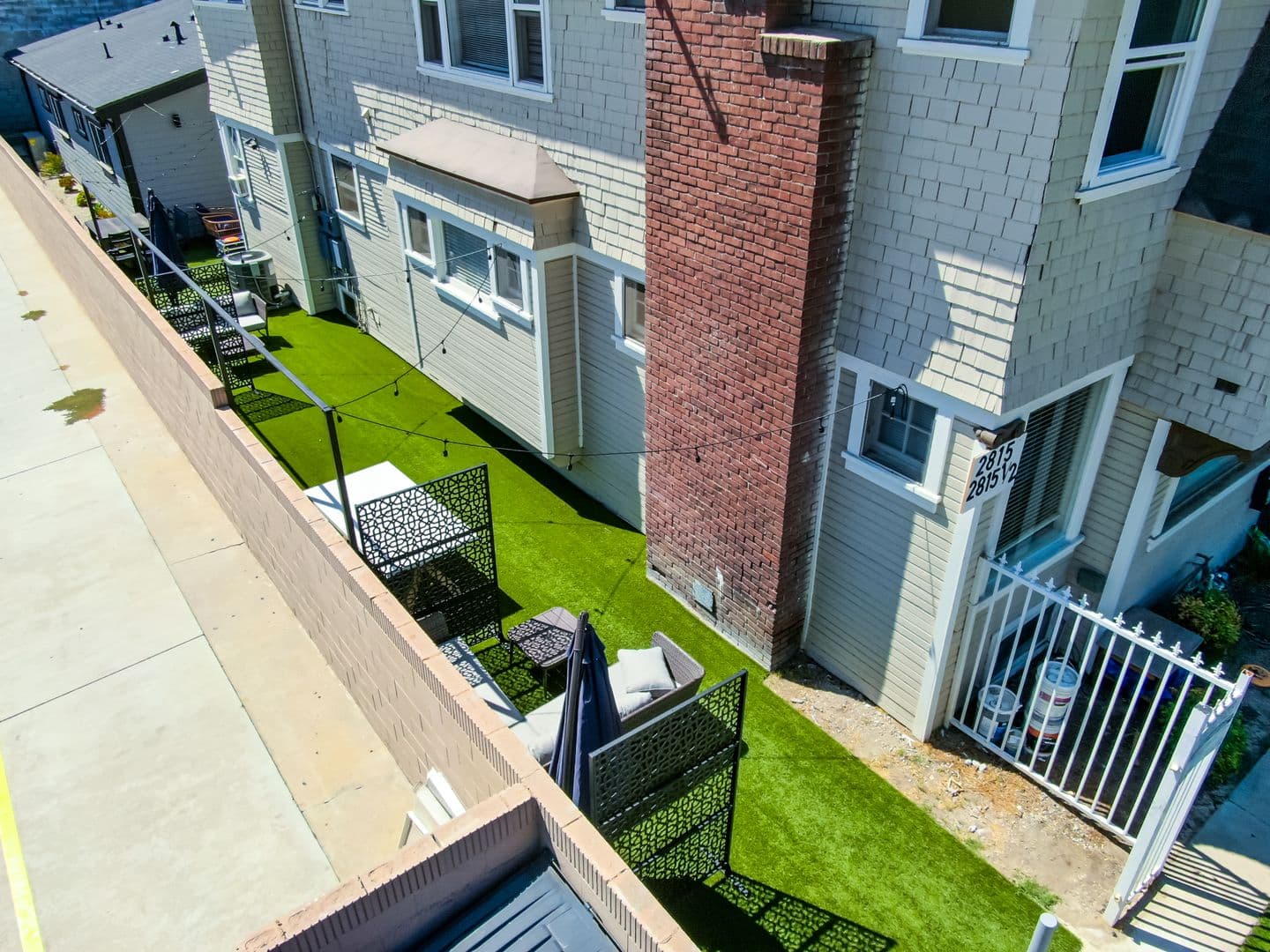 Los Angeles Apartment: 2811 Menlo Ave
