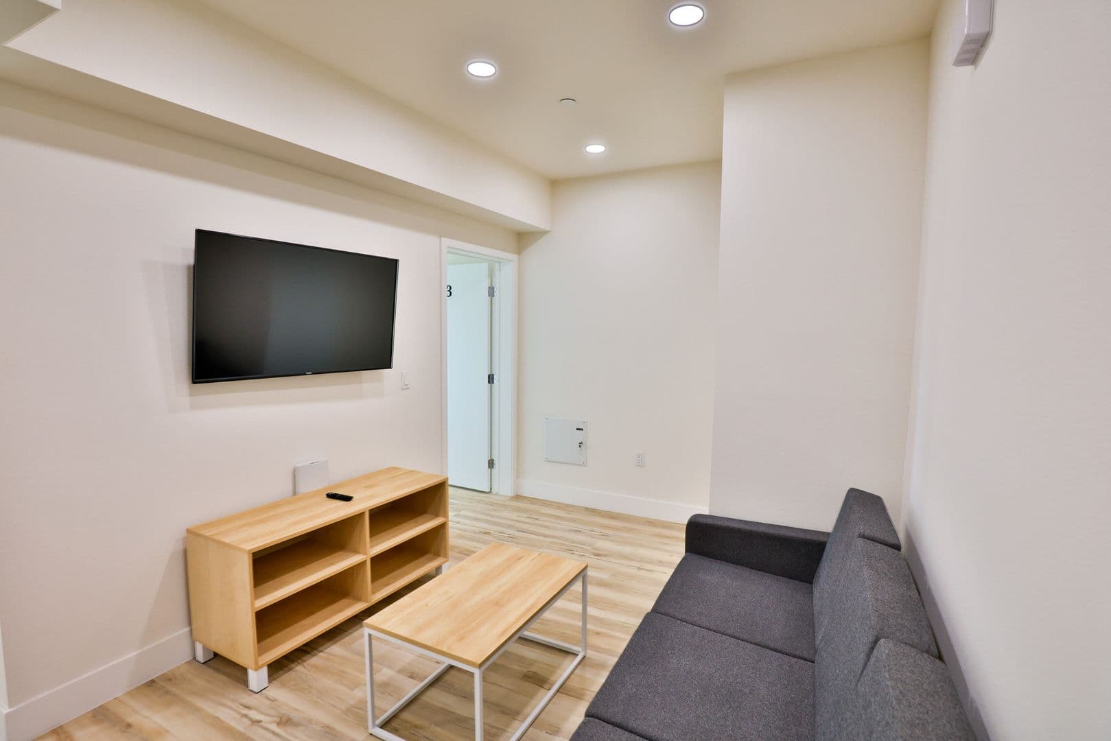 Los Angeles Apartment: 1421 W Adams Blvd