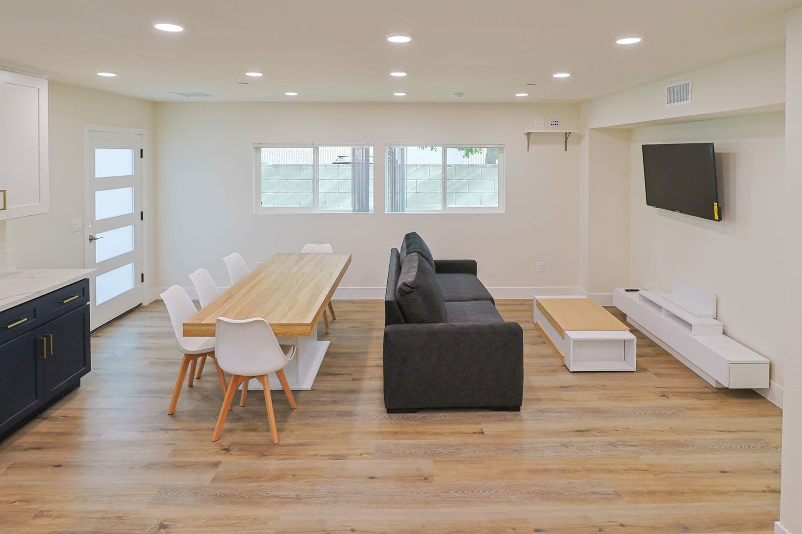 Los Angeles Apartment: 1422 W 29th St