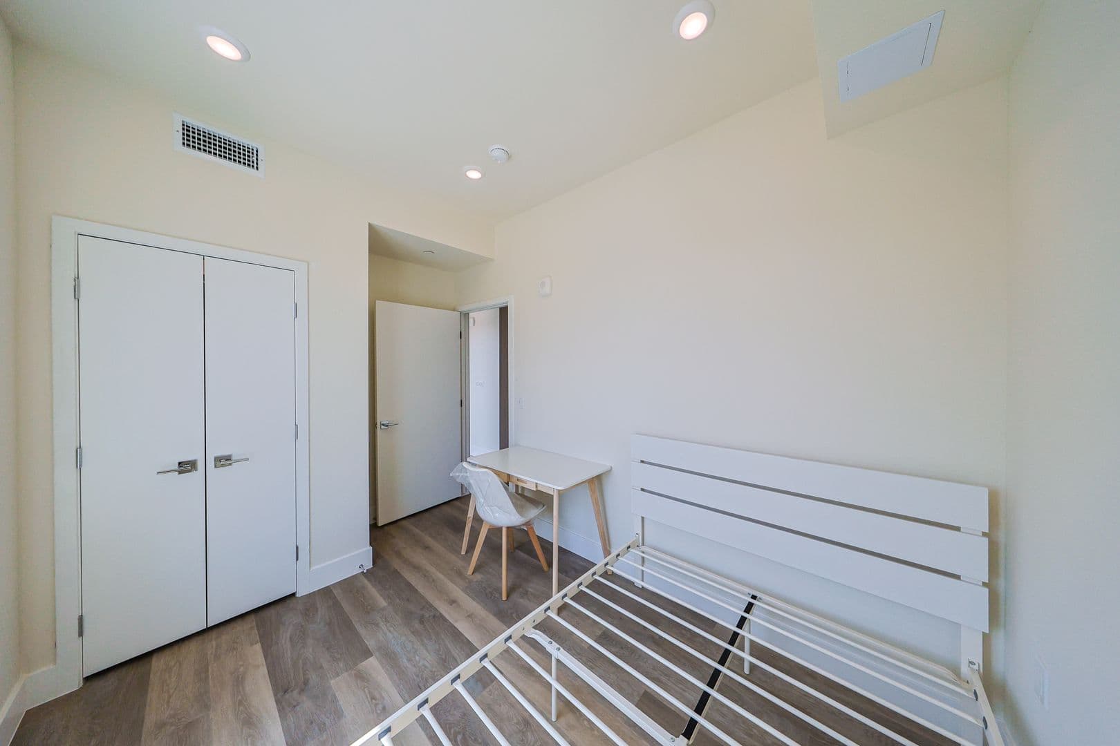Los Angeles Apartment: 1317 W Jefferson Blvd