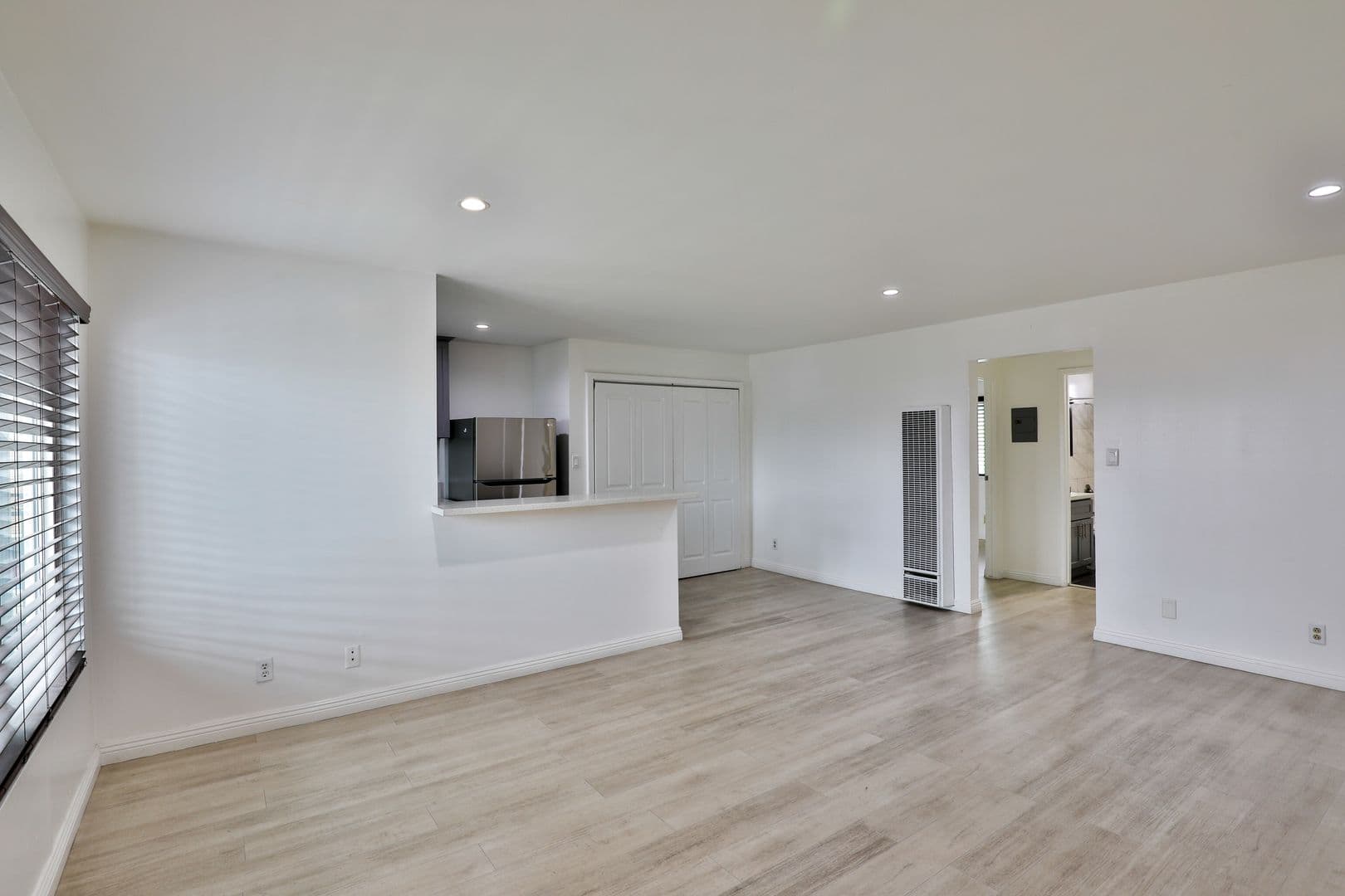 Los Angeles Apartment: 1881 Jefferson Blvd