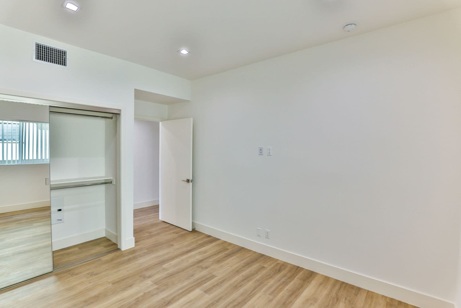 Los Angeles Apartment: 5536 Lexington Ave