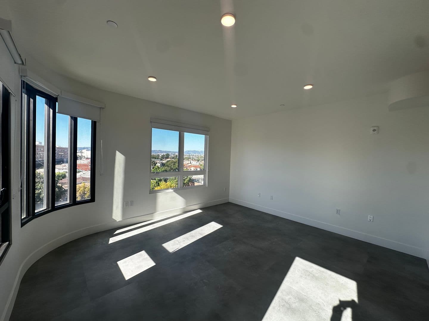 Los Angeles Apartment: 3450 W 43rd St