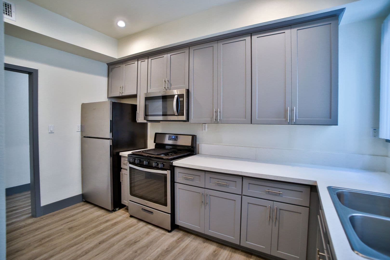 Los Angeles Apartment: 3015 Virginia Rd
