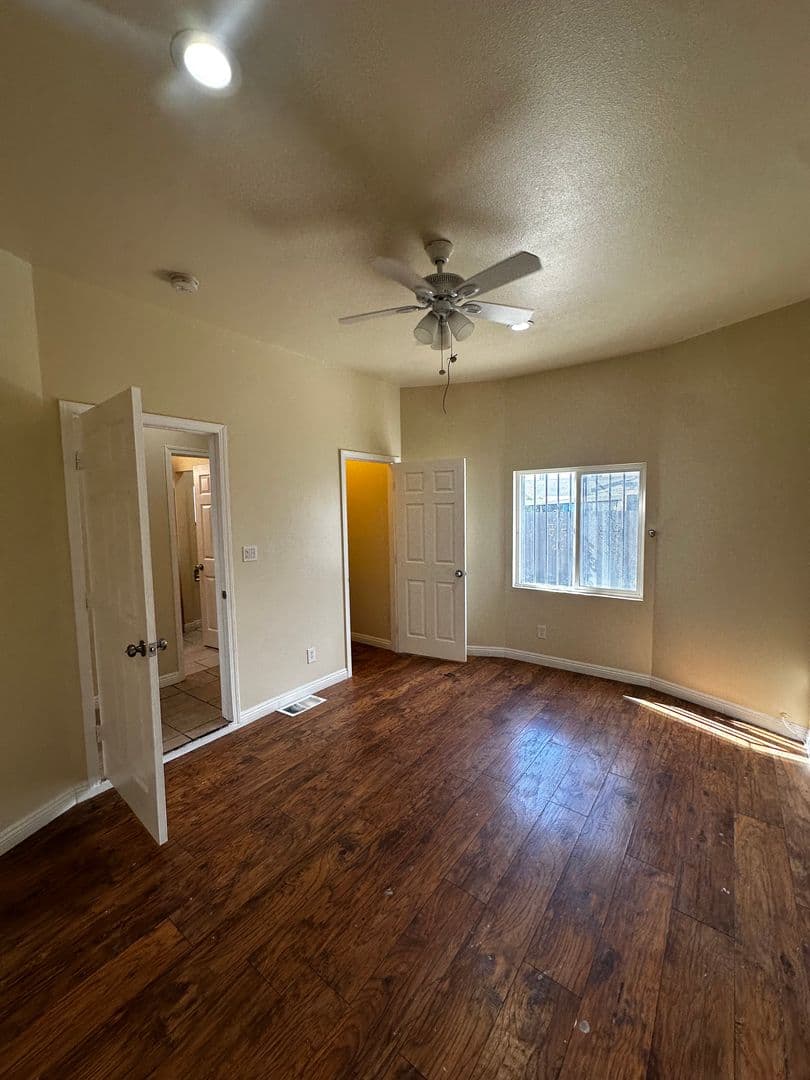 Los Angeles Apartment: 750 E 40th Pl