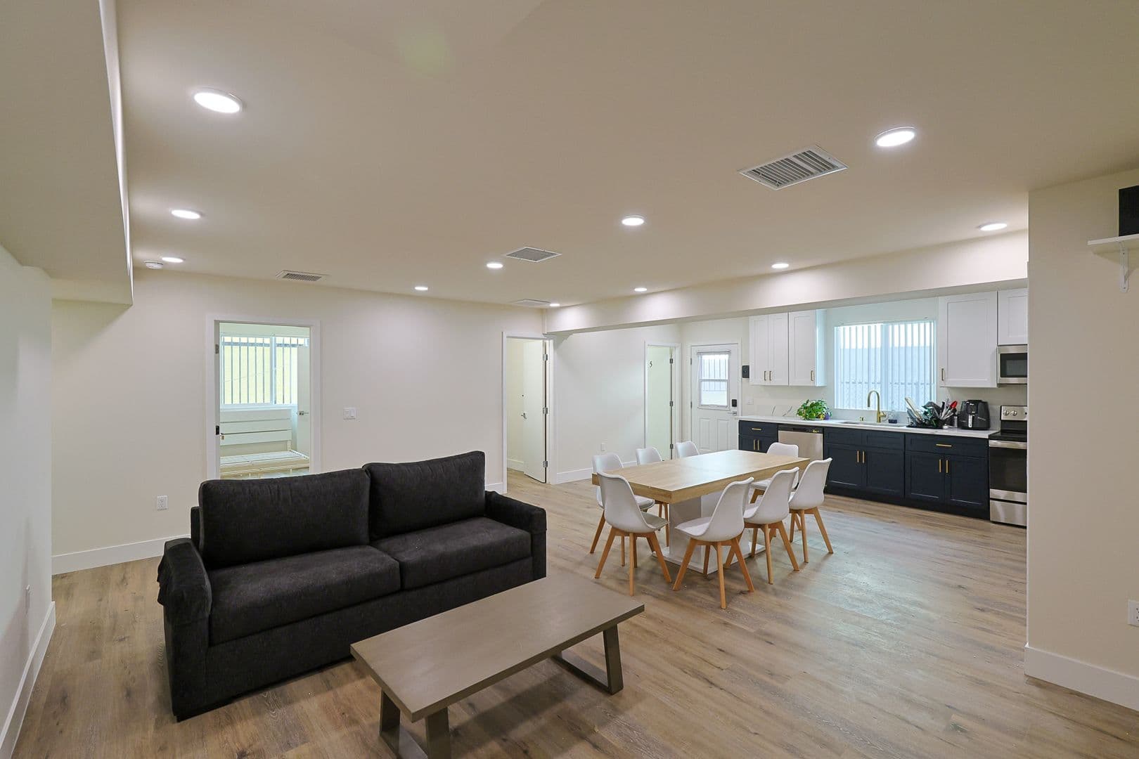 Los Angeles Apartment: 1118 W 37th Dr