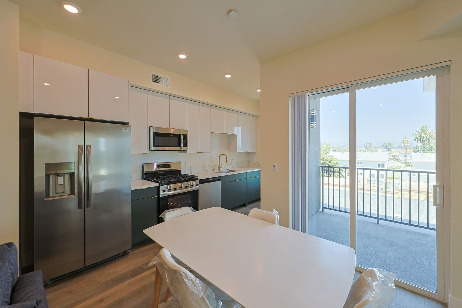 Los Angeles Apartment: 1317 W Jefferson Blvd
